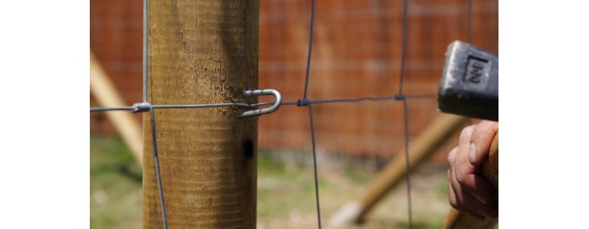 Grampillones, ¿cómo instalar malla con postes de madera?