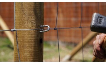 Grampillones, ¿cómo instalar malla con postes de madera?