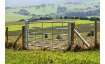 ¿Cómo poner una valla en un terreno con desnivel?