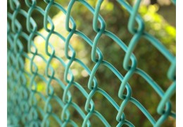 ¿Qué es la malla simple torsión plastificada y por qué es la elección ideal para tu cerramiento?